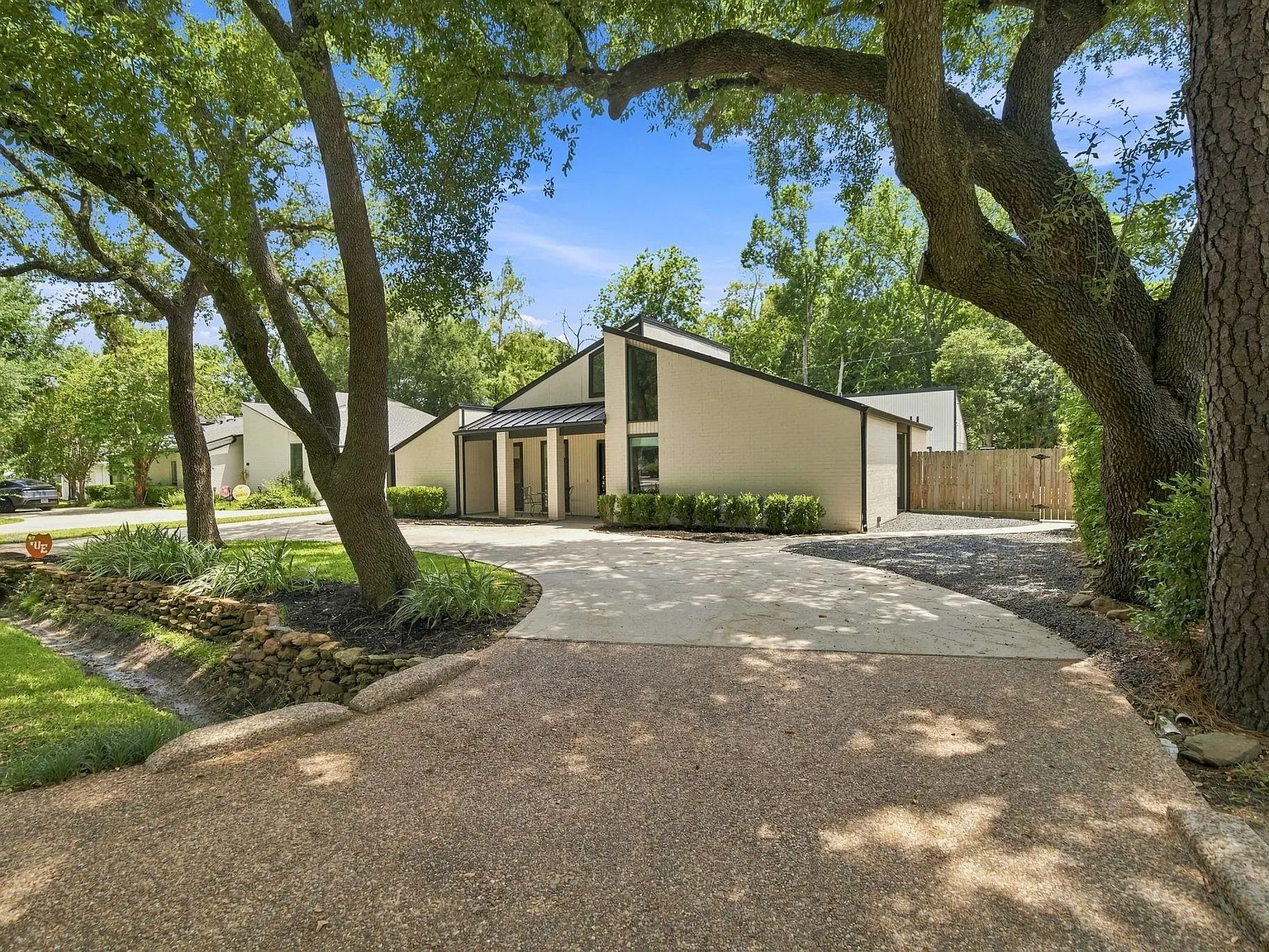 4 bed, 3.0 bath, 3313 sqft, $9,500 — Photo 2