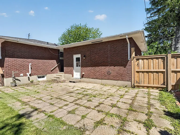 268 Henrietta St — Photo 43