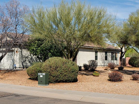 2nd image of 915 E Catkins Pl