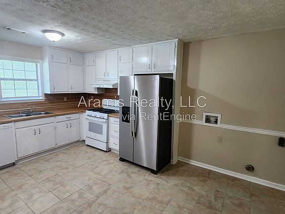 4th image of 1050 Greendale Ln