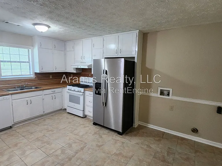 1050 Greendale Ln — Photo 4
