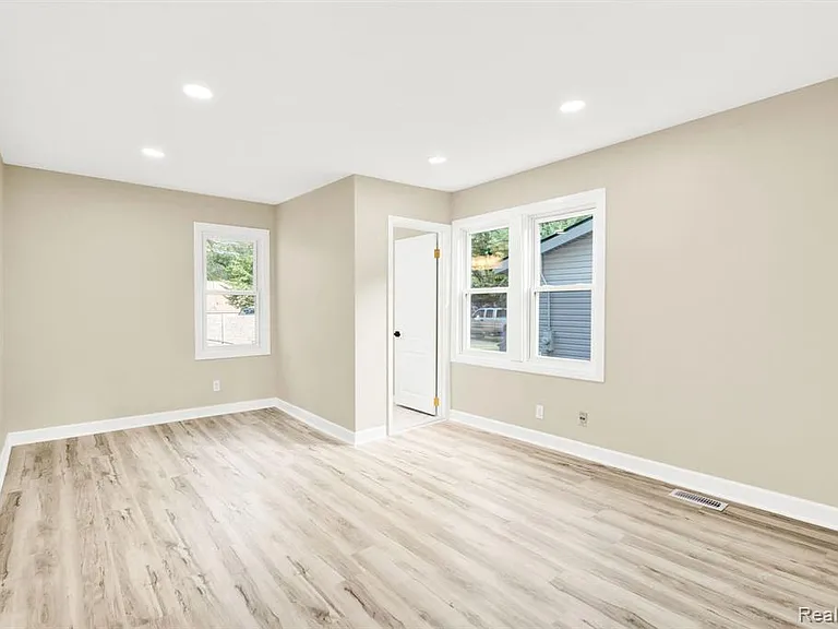23248 Helen St — Photo 16