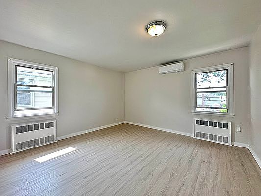 3rd image of 22-06 Clintonville St #2