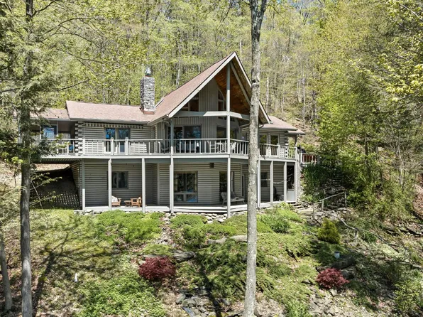 729 N Longford Lake Rd, Brackney, PA 18812