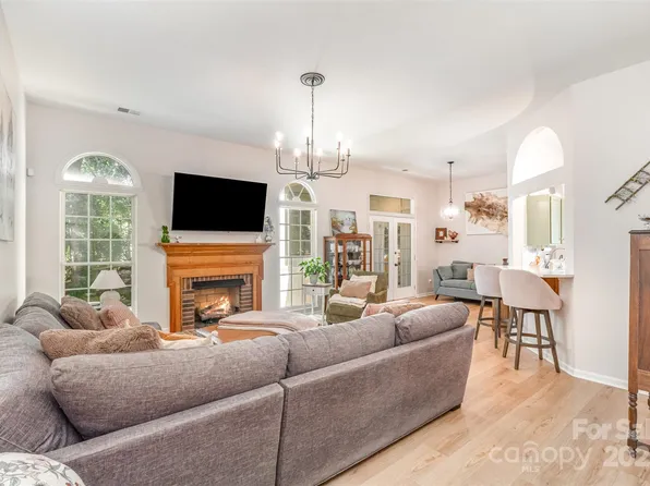 2632 Yarrow Rd, Charlotte, NC 28213