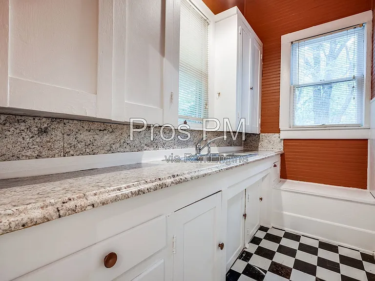 912 N Elm St — Photo 5