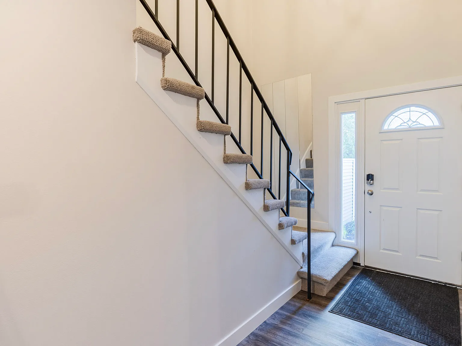 3 bed, 1.5 bath, 1768 sqft, $2,400 — Photo 2