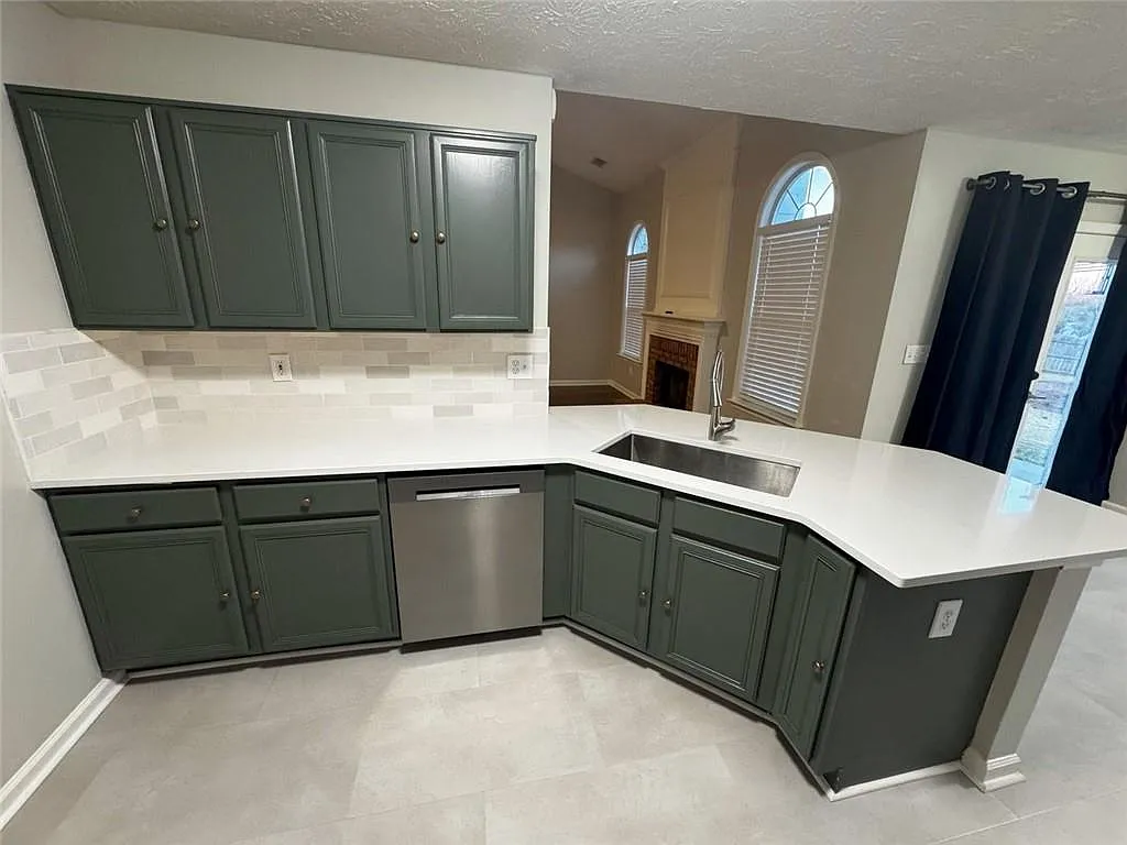 3 bed, 2.0 bath, 1746 sqft, $2,850 — Photo 3