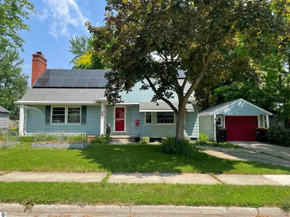 906 Vassar St, Alma, MI 48801