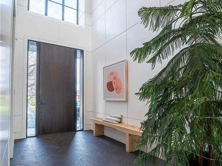39 Cardigan Rd — Photo 2