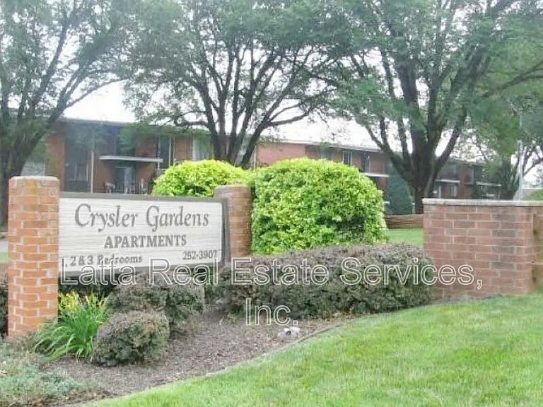 Crysler Plaza West — Photo 1