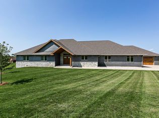 15869 N Point Dr, Dubuque, IA 52002