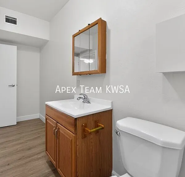 1414 W Delaware St — Photo 17