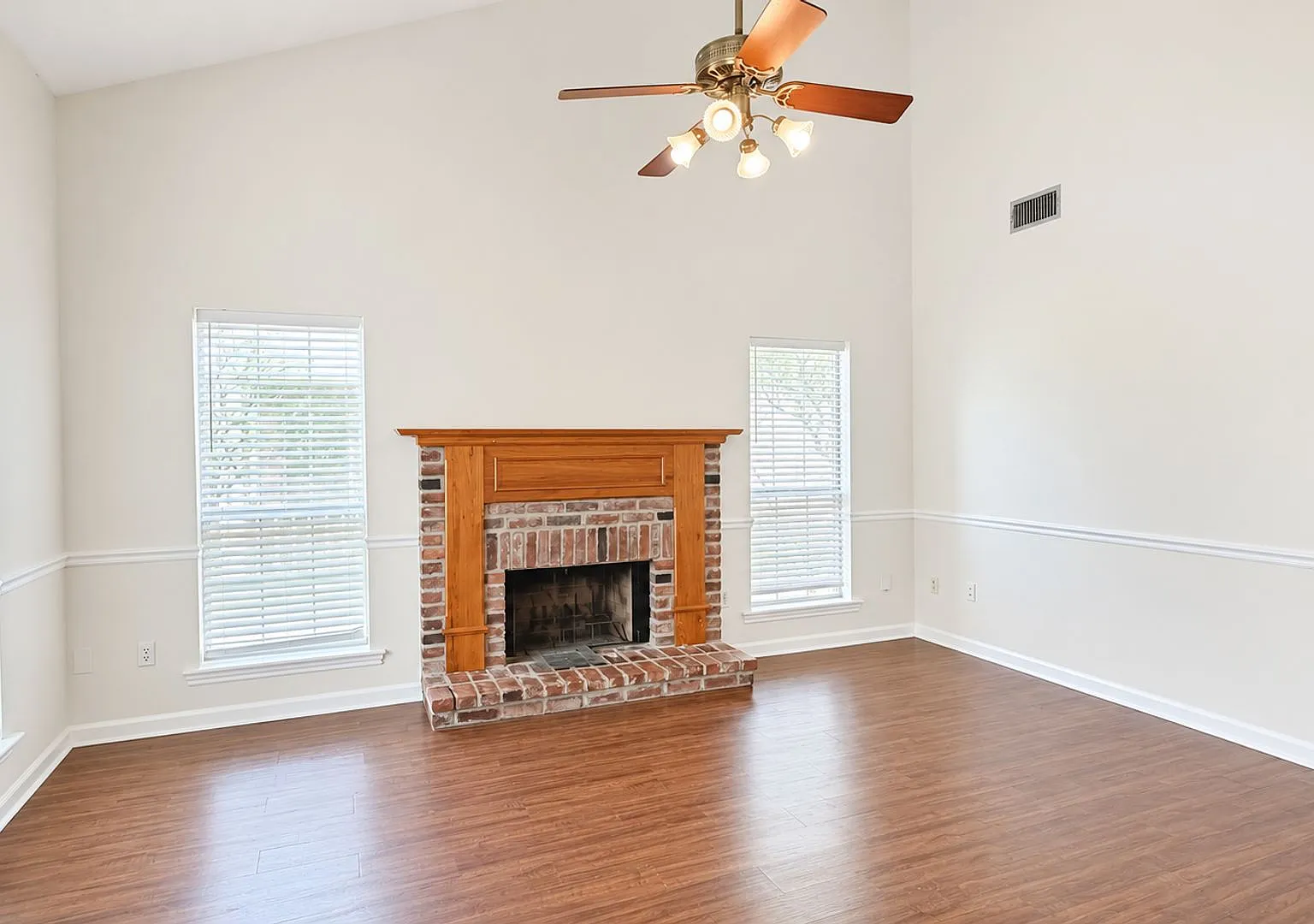 3 Bedroom House Off Old Jefferson — Photo 4