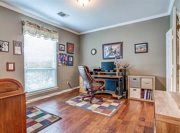 5th image of 204 S Village Dr