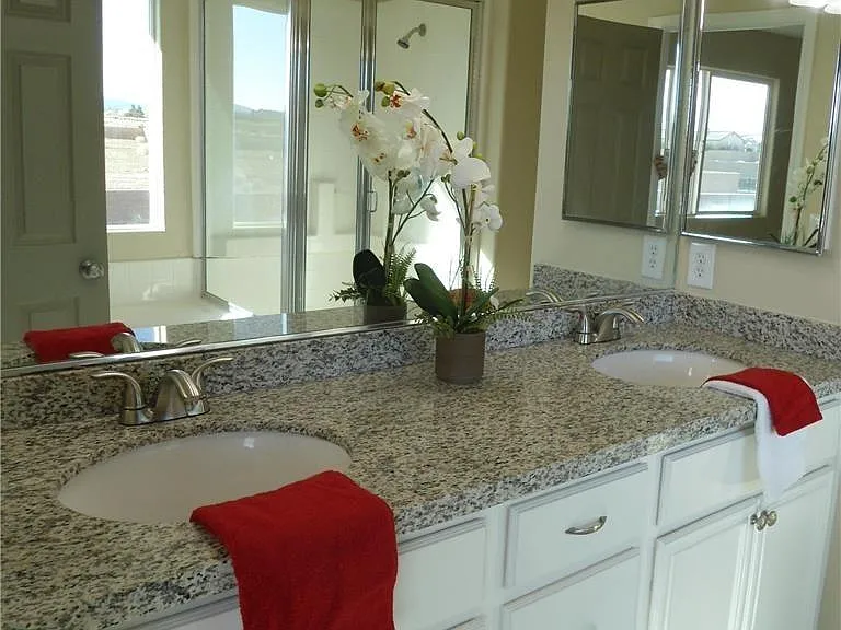 Brand new granite countertops throughout!