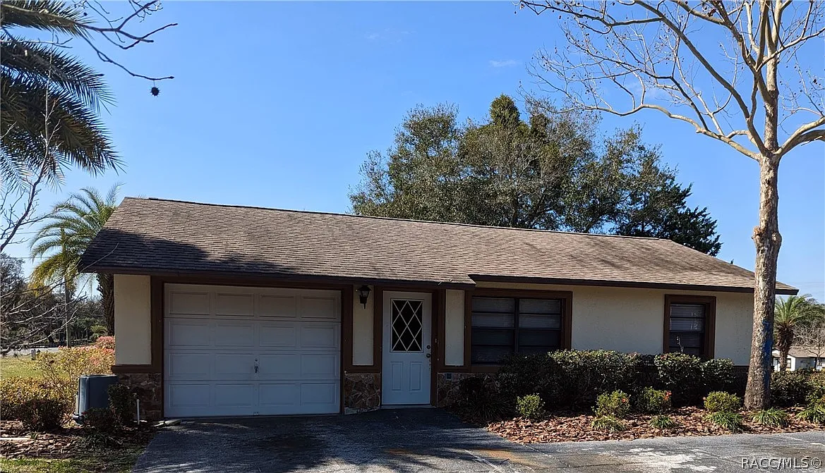 4 bed, 2.0 bath, 2353 sqft, $1,850 — Photo 1