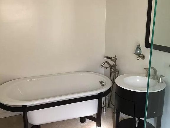 5th image of 3513 Crest Dr #B