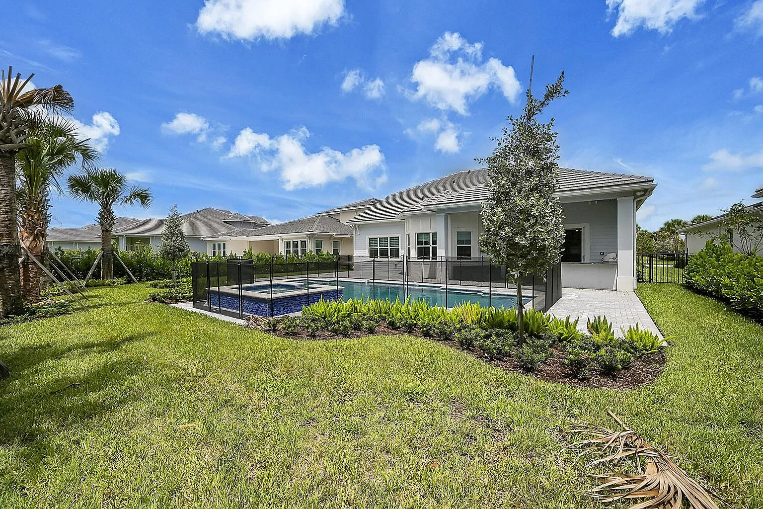 5 bed, 4.5 bath, 3953 sqft, $7,500 — Photo 1