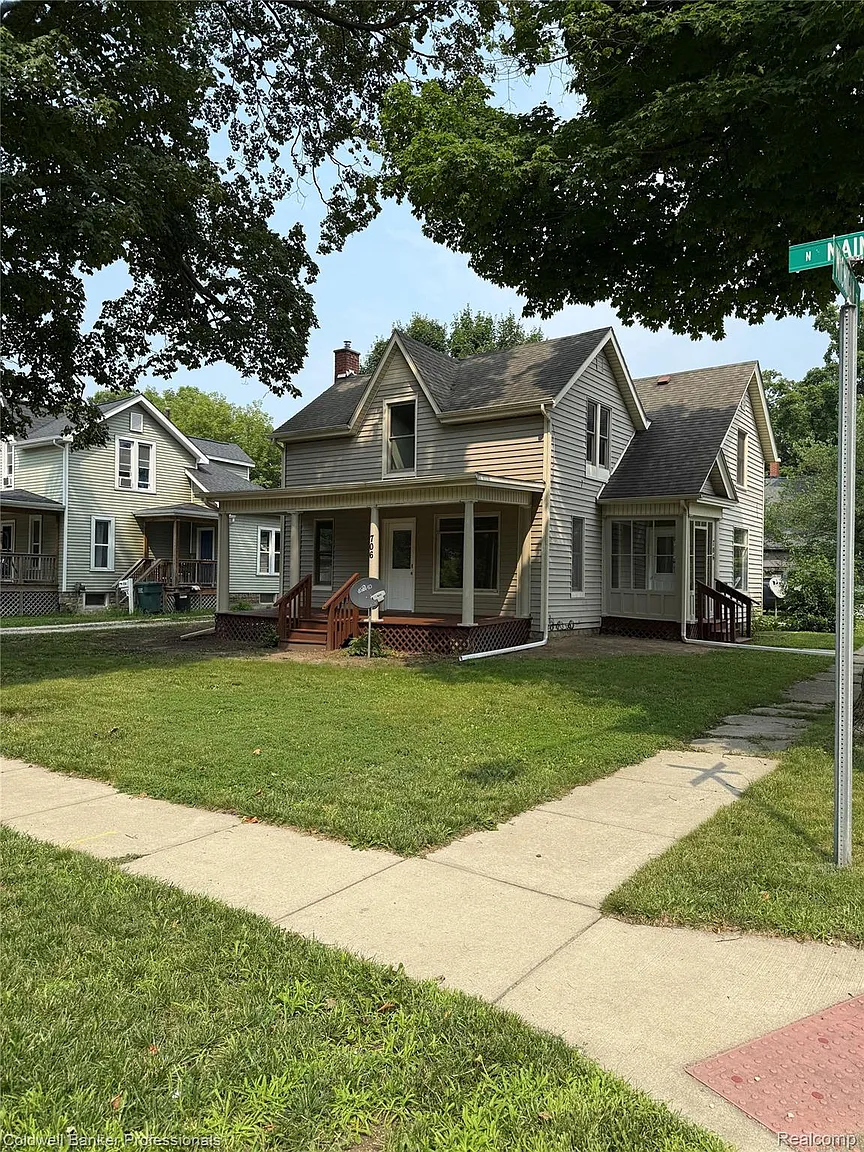 706 N Main St photo 1
