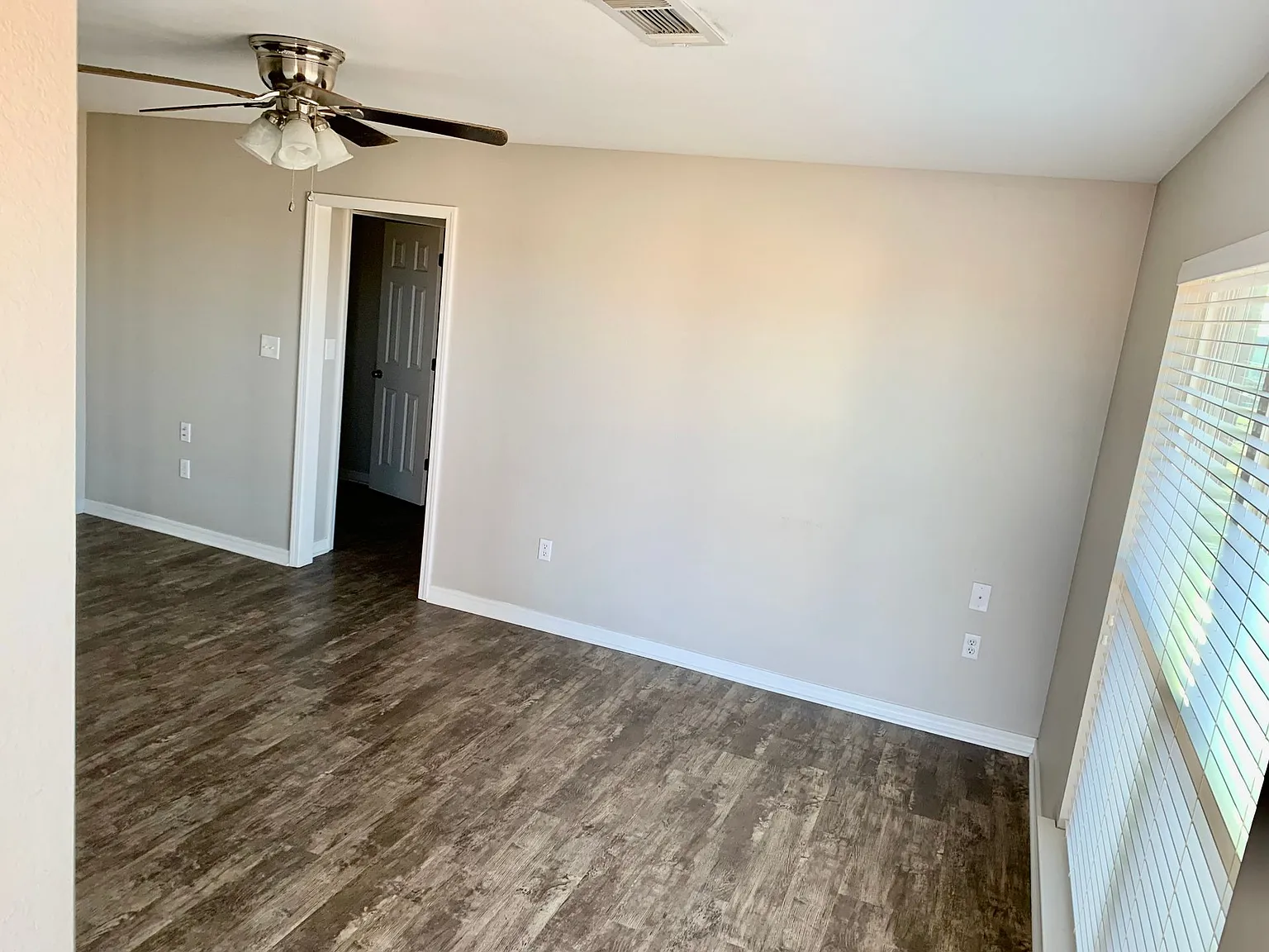 2 Bedroom 2 Bath Duplex. — Photo 3