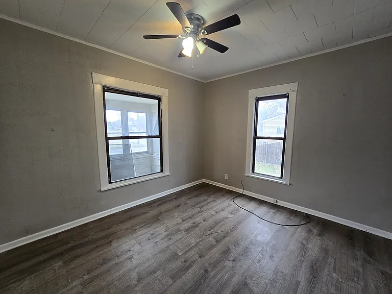 214 Edwards St — Photo 2