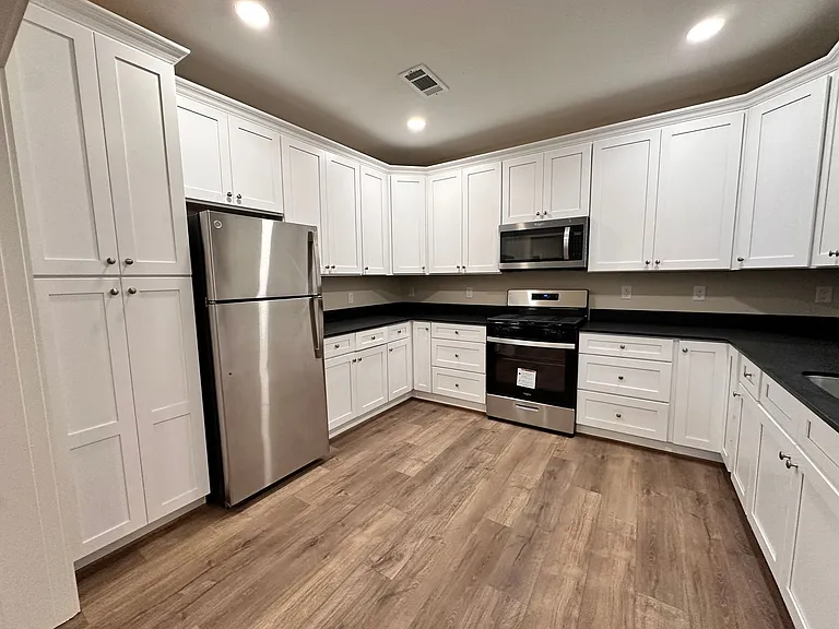 1005 E 29th St — Photo 13