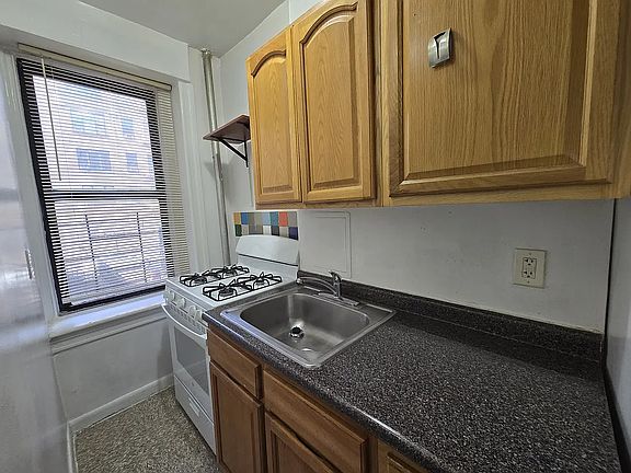 4th image of 1340 Merriam Ave APT A4