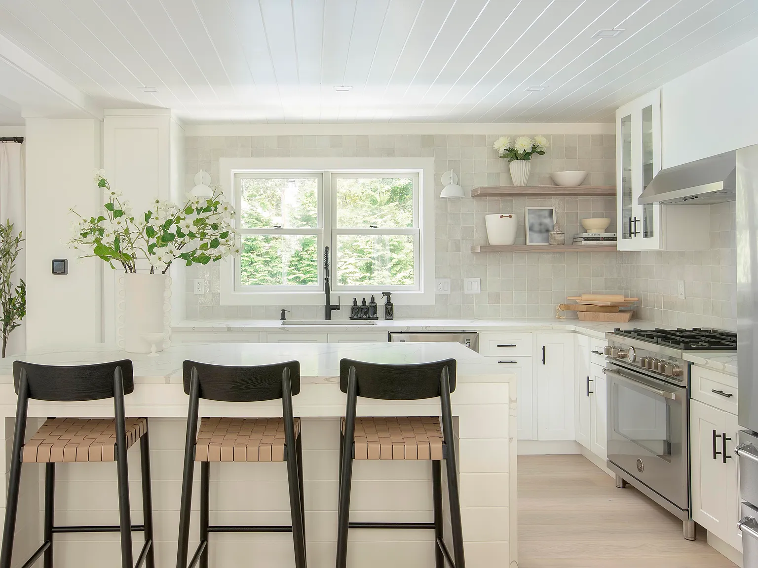 Recently Renovated in Southampton Cove — Photo 4