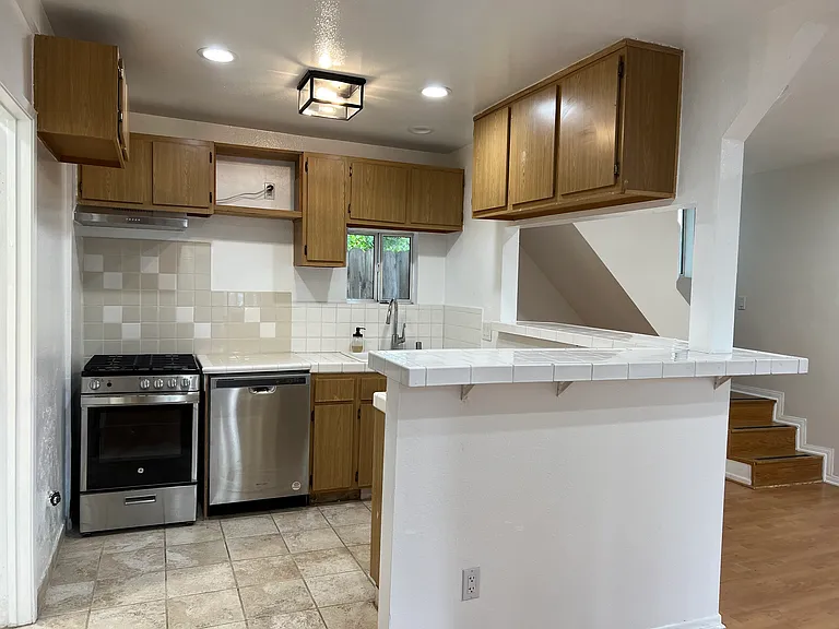 1662 N Allen Ave — Photo 3