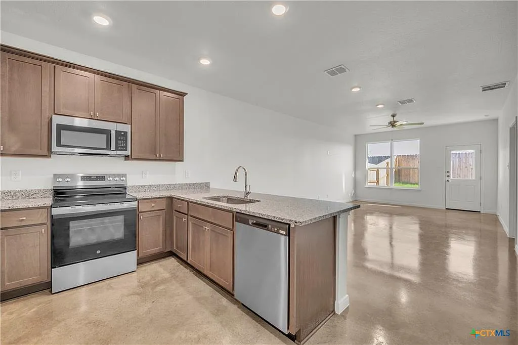 3 bed, 1200 sqft, $1,550 — Photo 2