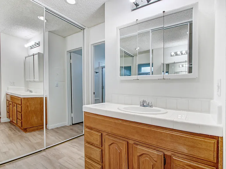Country Club Apartments — Photo 33
