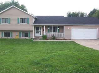 18 Cheshire Dr, Mackinaw, IL 61755