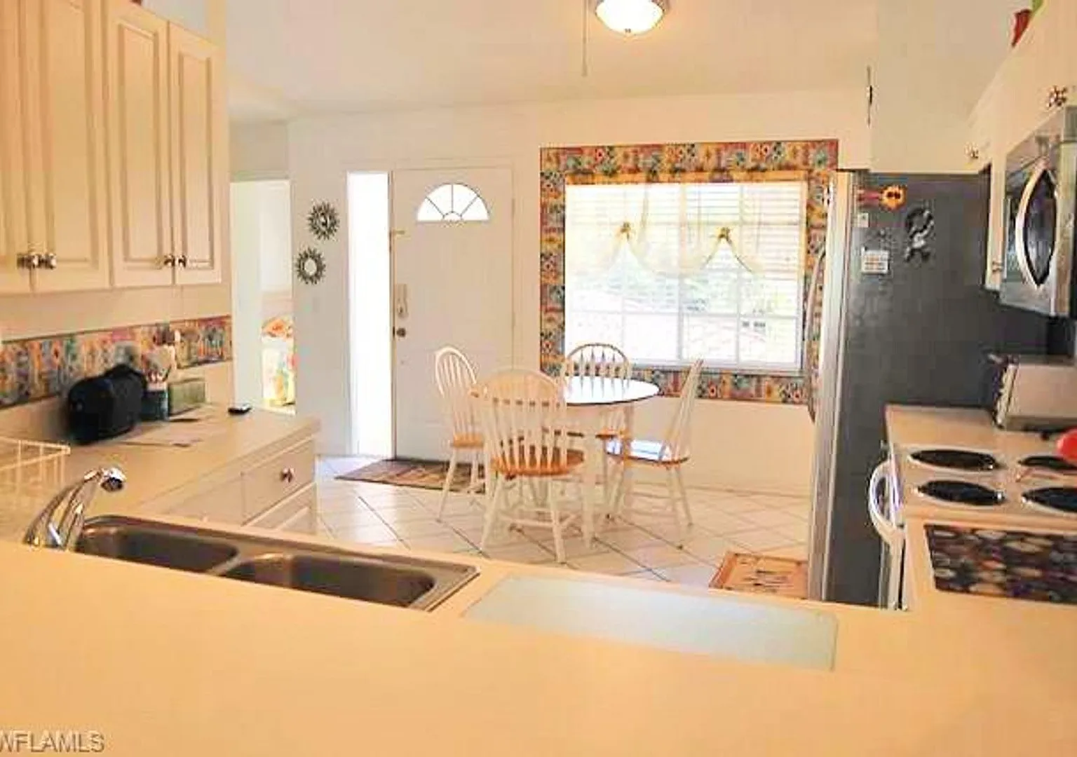 Bright and airy in beautiful gated community - lake views and Florida sunshine! — Photo 2