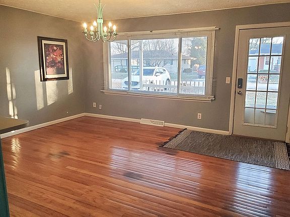 Open and Cheerful Great Room