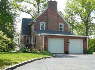 119 Foxcroft Rd, West Hartford, CT 06119