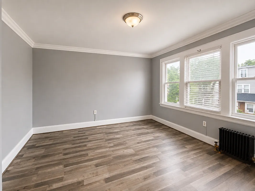 3 bed, 1.0 bath, 999 sqft, $2,400 — Photo 3