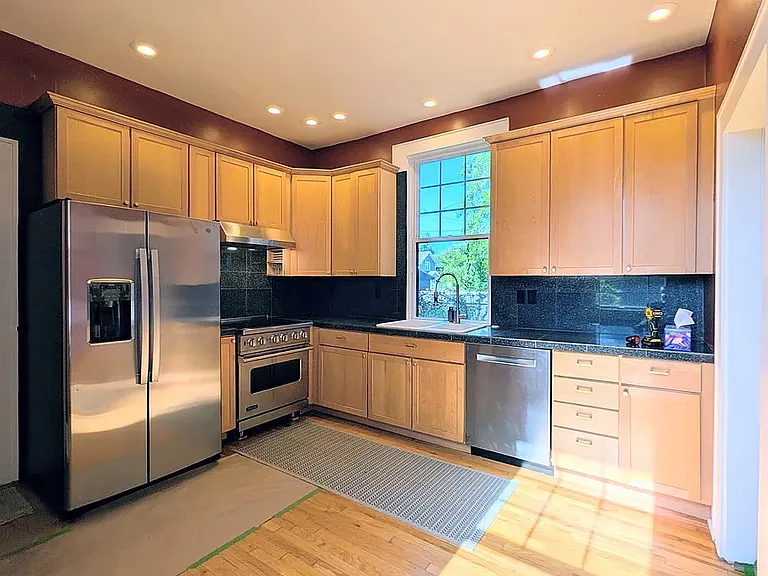 1041 Franklin Ave — Photo 9
