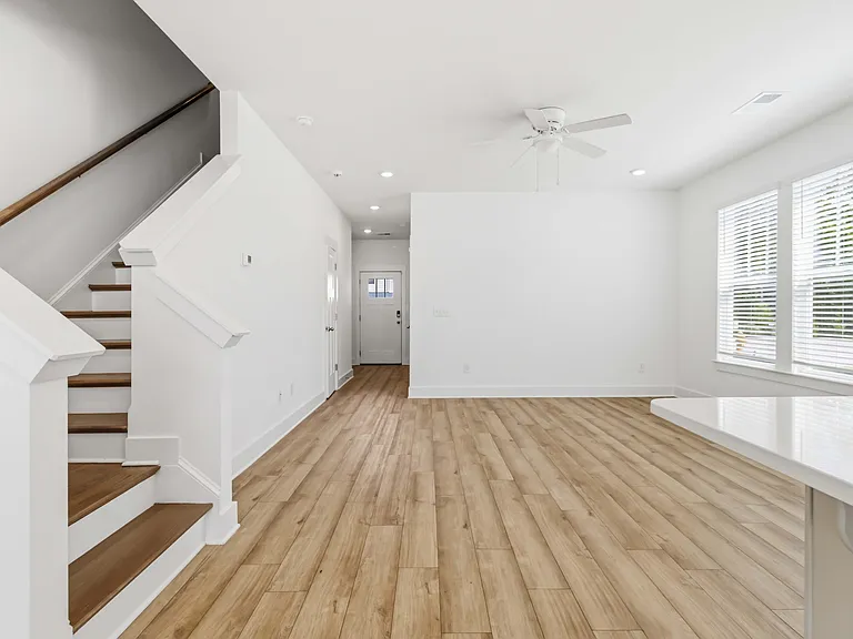 105 Cobden Ct — Photo 7