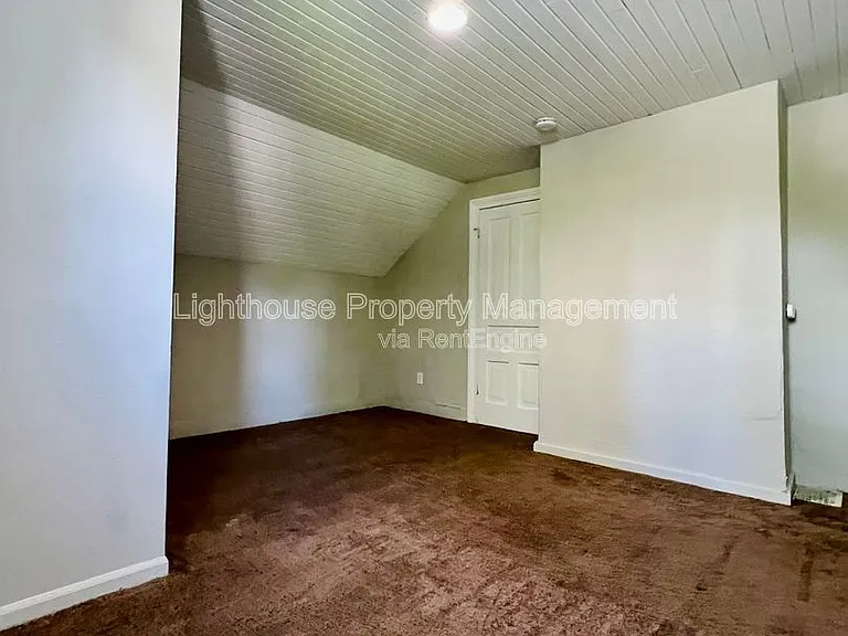 708 Elizabeth St — Photo 18