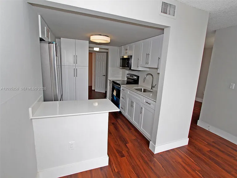 9411 SW 4th St #308 — Photo 4
