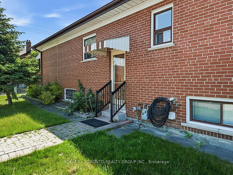 146 Earlscourt Ave #LOWER — Photo 35