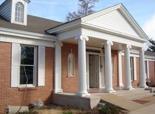 1915 Tressie St, Sheffield, AL 35660