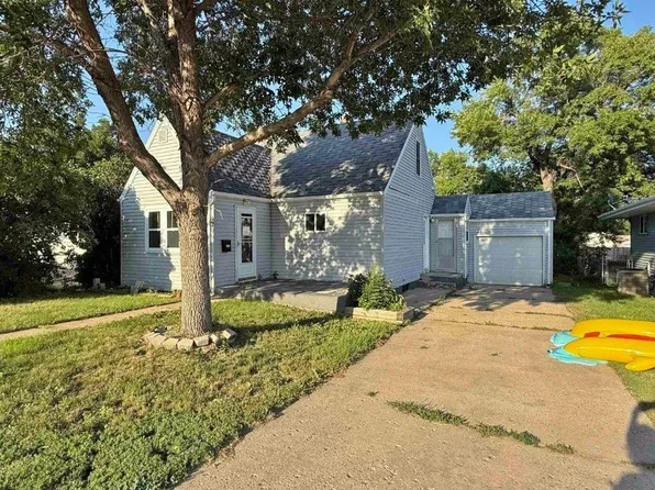420 21st St NW, Minot, ND 58703