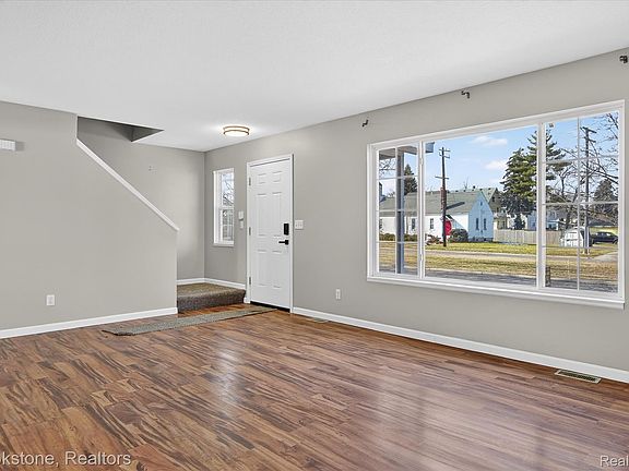 5th image of 116 Maple Blvd