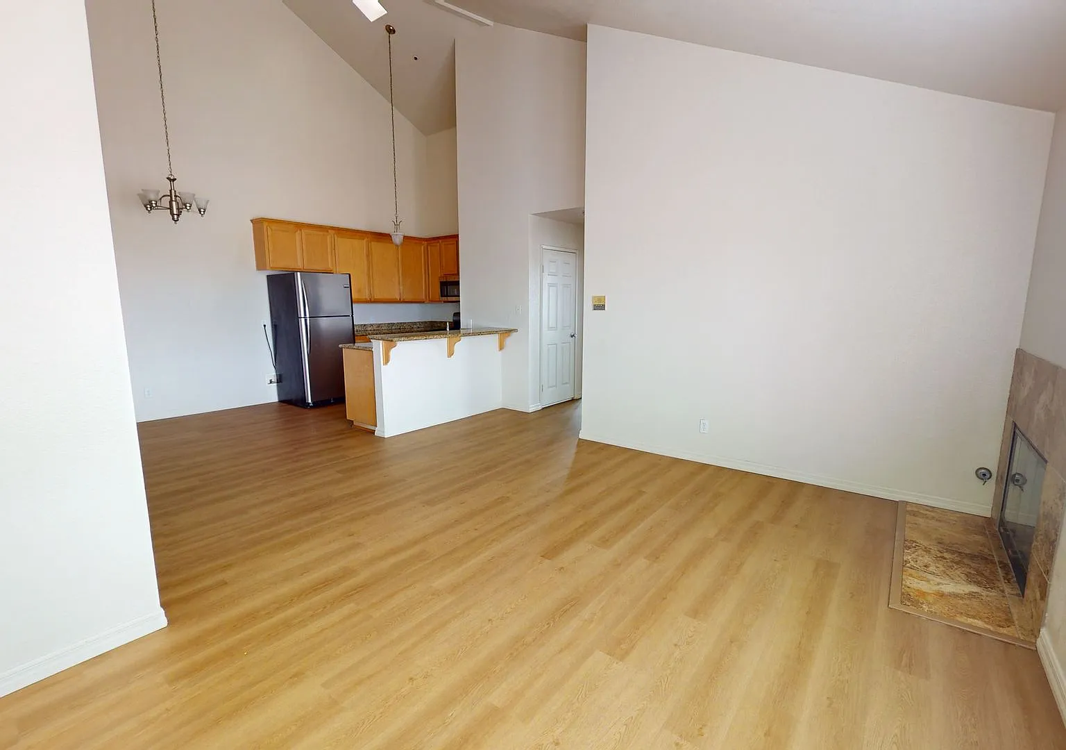 3 Bed Condo | End Unit | Gated community — Photo 2