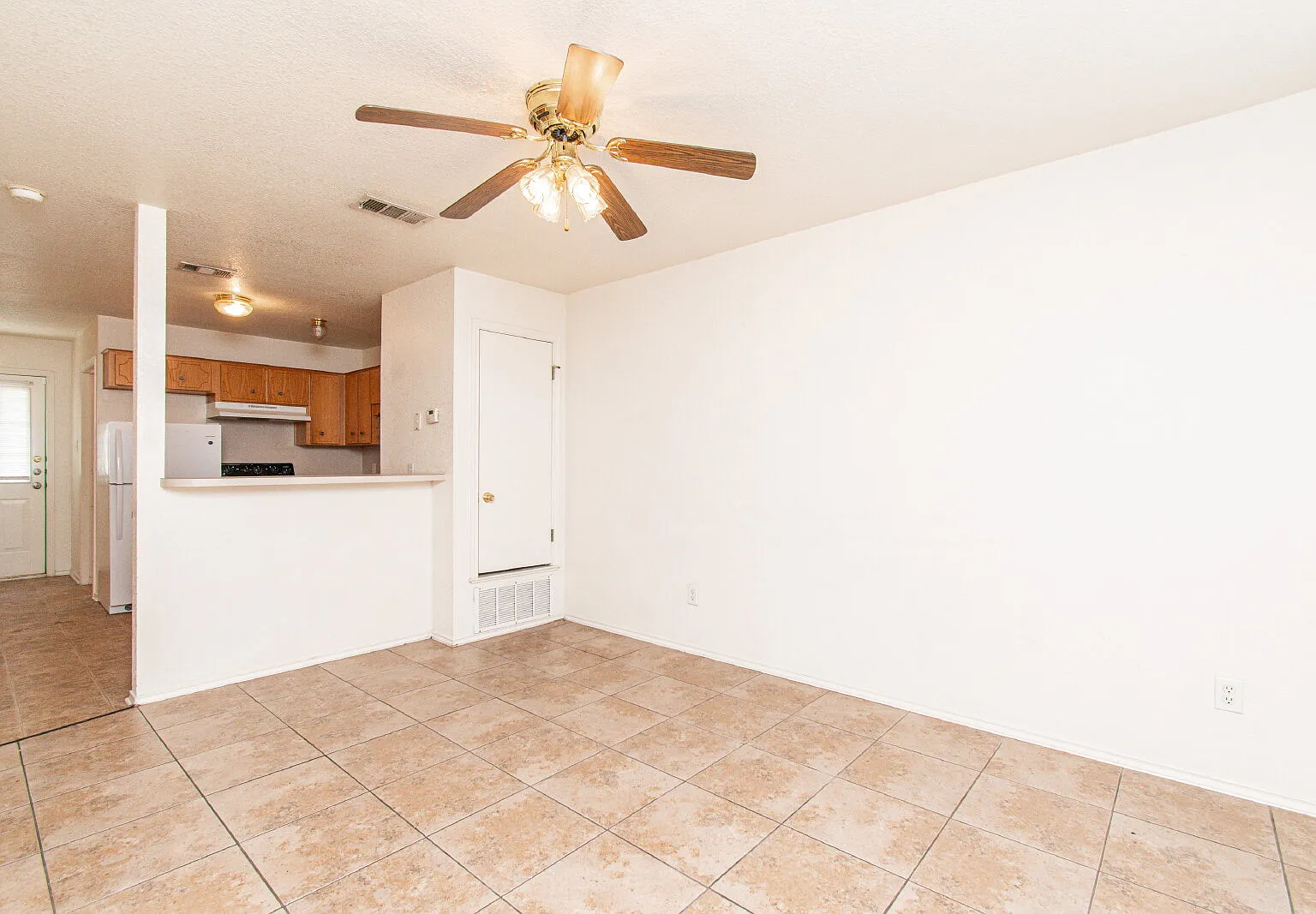 2 bed, 1.5 bath, 950 sqft, $700 — Photo 2