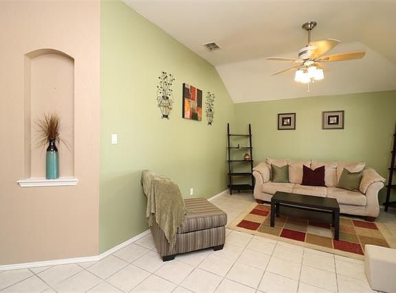 3rd image of 808 Deerbrook Cir
