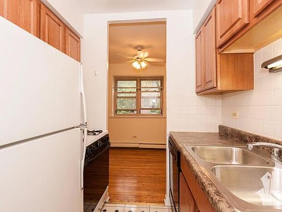5th image of 521 W Briar Pl #408R