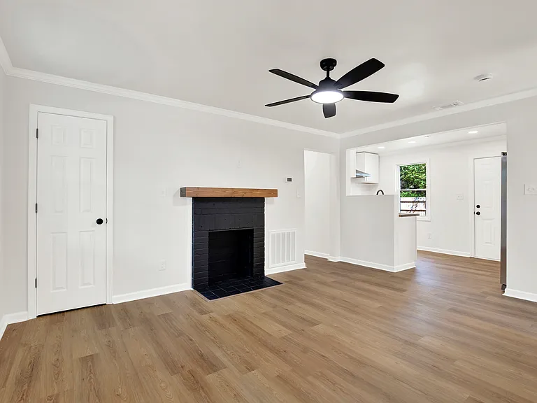 2244 Greenwood St — Photo 11